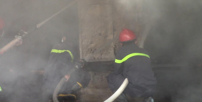 Lực lượng chức năng nỗ lực khống chế đám cháy