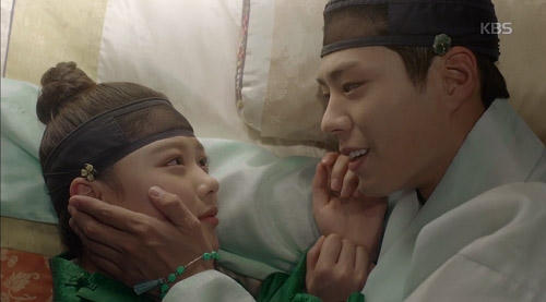 Mây họa ánh trăng tập 13: Kim Yoo Jung trao người yêu nụ hôn từ biệt