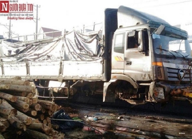 4. Đứng chờ xe đi khám bệnh, một phụ nữ bị xe tải hất văng, tử vong Khoảng 5h sáng 9/6, chị Nguyễn Thị Thuỳ Vân (45 tuổi, ngụ ấp An Bình, xã Trung Hoà, huyện Trảng Bom, Đồng Nai) đang đứng giữa đường ngay đầu dải phân cách cứng để đón xe đi bệnh viện khám bệnh thì bất ngờ bị xe tải BKS 79C – 064.55 đâm phải, hất chị Vân bay hàng chục mét, bất tỉnh. Chị Vân nhanh chóng được người dân và gia đình đưa đi cấp cứu, nhưng chị đã tử vong ngay sau đó.