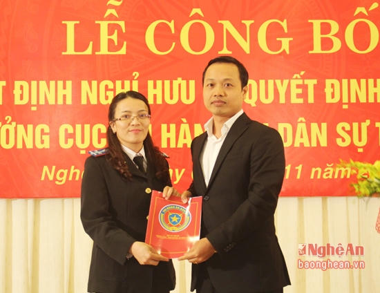 Thứ trưởng Bộ Tư pháp Trần Tiến Dũng trao Quyết định bổ nhiệm Cục trưởng Cục Thi hành án dân sự Nghệ An cho đồng chí Hoàng Thị Thu Trang. (Ảnh: baonghean)