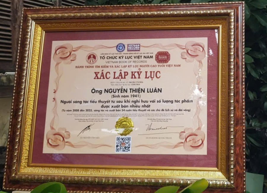 Xác lập Kỷ lục cho người sáng tác nhiều tiểu thuyết được xuất bản nhất sau khi nghỉ hưu.