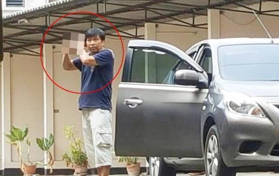 Người đàn ông chĩa súng vào đầu.