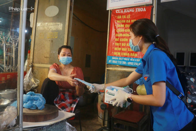 Các lực lượng tỏa đi phát khẩu trang cho người dân quanh chợ.