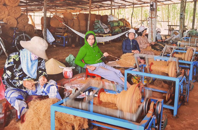 Bình Định còn được mệnh danh là xứ dừa. Ngoài dừa uống nước, xơ dừa còn được làm ra nhiều sản phẩm hữu ích phục vụ trong đời sống đem lại lợi ích kinh tế lớn cho người dân.