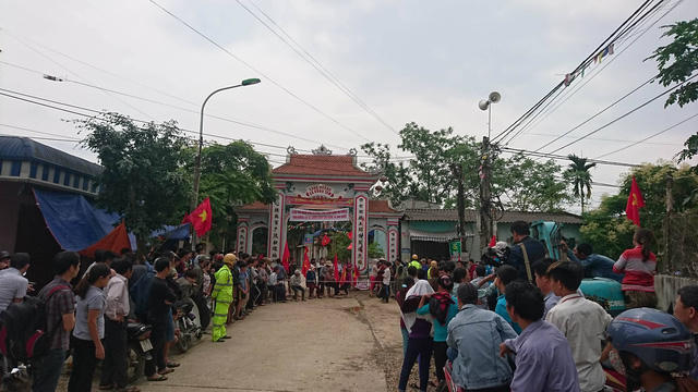 Phía ngoài cổng làng, lượng người vẫn tập trung rất đông.