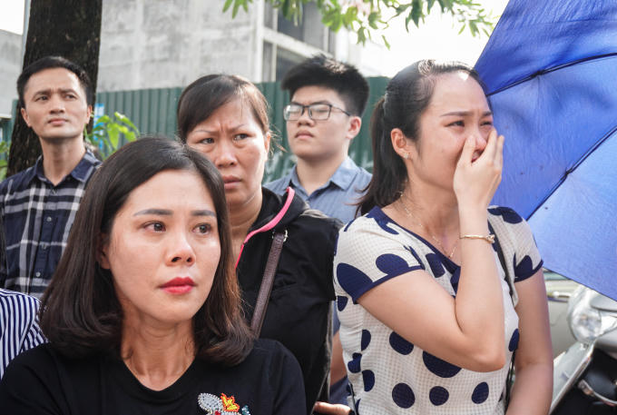 Rất nhiều phụ huynh đợi trước cổng trường và bày tỏ lòng thành kính với PGS Văn Như Cương.