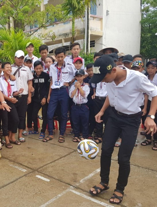 Thi tâng bóng tại trường Trần Thới (Cà Mau).