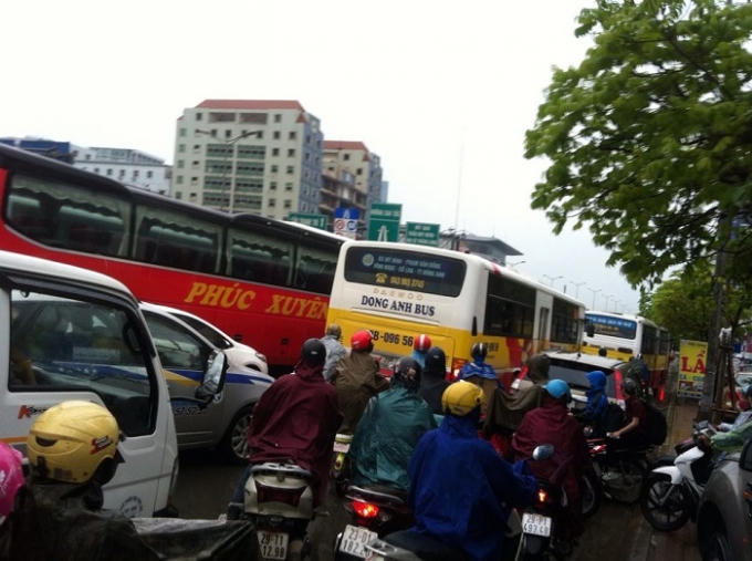Chùm ảnh: Mưa lớn, phương tiện nhích từng chút một tại cửa ngõ Thủ đô