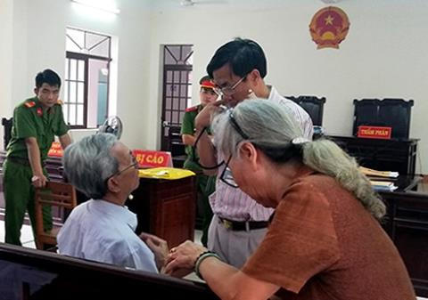 Nhân viên y tế trợ giúp khi bị cáo kêu mệt. Ảnh: VOV