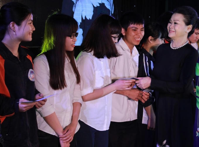 Danh ca Khánh Ly đã trao nhiều suất học bổng cho sinh viên nghèo có thành tích học tập xuất sắc từ quỹ Nhịp cầu Plus của Pháp luật Plus.