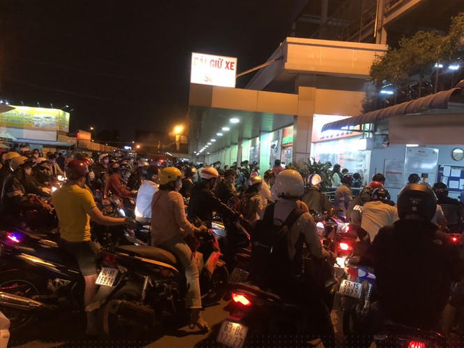  Bến xe gần như quá tải vì lượng khách tăng đột biến.