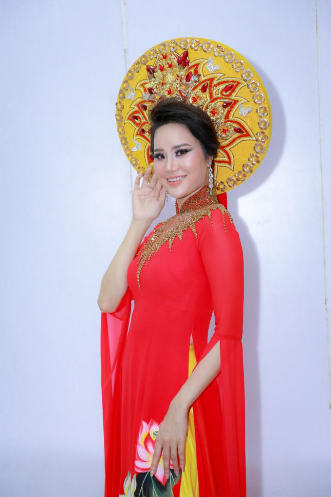 Thần thái và chuyên nghiệp, Á hậu Dương Yến Phi tỏa sáng với vai trò vedette cho NTK Nguyễn Tuấn