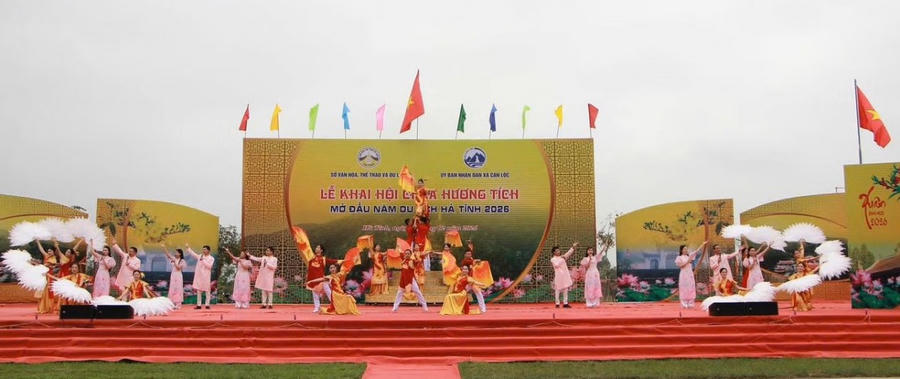 Văn nghệ chào mừng Lễ khai hội.