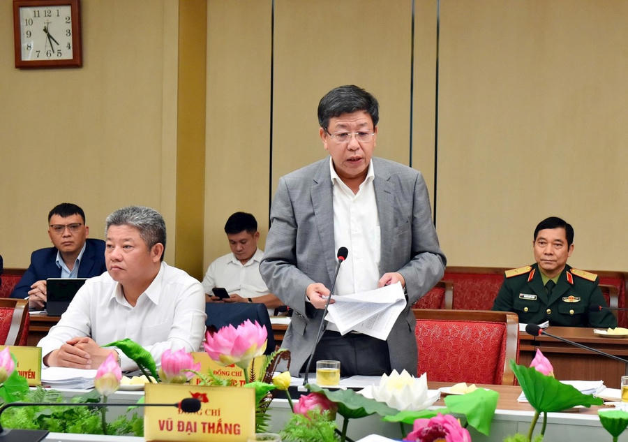 Phó Chủ tịch Thường trực UBND thành phố Hà Nội Dương Đức Tuấn báo cáo.