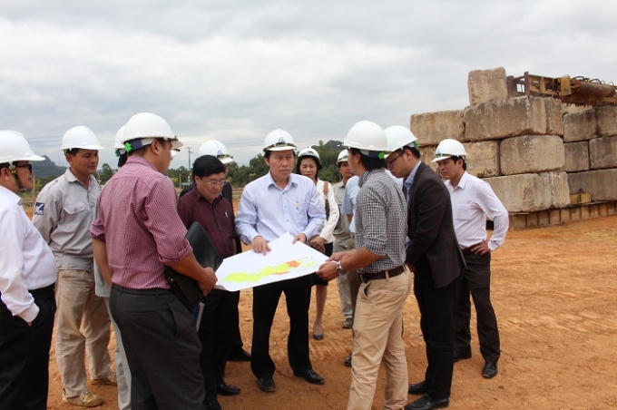 Thứ trưởng Lê Tiến Châu kiểm tra thực tế tại công trường xây dựng Trường Trung cấp Luật Tây Bắc.