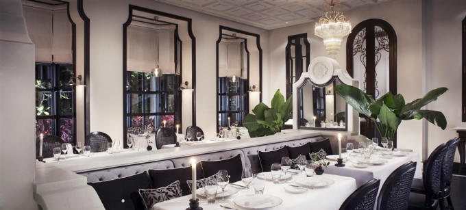 Khu nghỉ dưỡng gồm 197 phòng mở rộng tầm nhìn ra vịnh biển riêng với nội thất gỗ, được trang hoàng bởi lụa thêu tay và những vật liệu thủ công được chế tác cầu kỳ từ nhiều địa phương. Trong nhiều năm qua, Khu nghỉ dưỡng này đã trở thành điểm đến của các ngôi sao, chính trị gia và những nhân vật quan trọng hàng đầu thế giới.