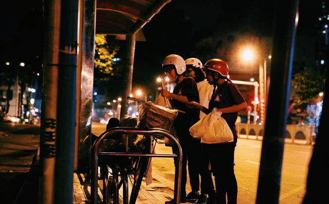 Những món quà nhỏ không chỉ làm “ấm lòng” những con người đang còn yên giấc không biết Noel là gì …mà còn đánh thức rất nhiều những con người khác…