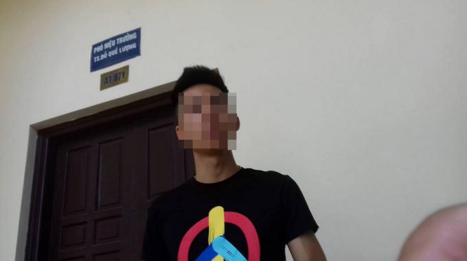 "Cò bằng" giới thiệu với PV có người thân công tác trong trường ngay trước phòng Phó hiệu trưởng.