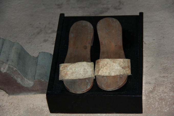 Đôi guốc mộc của thân mẫu bác để lại.