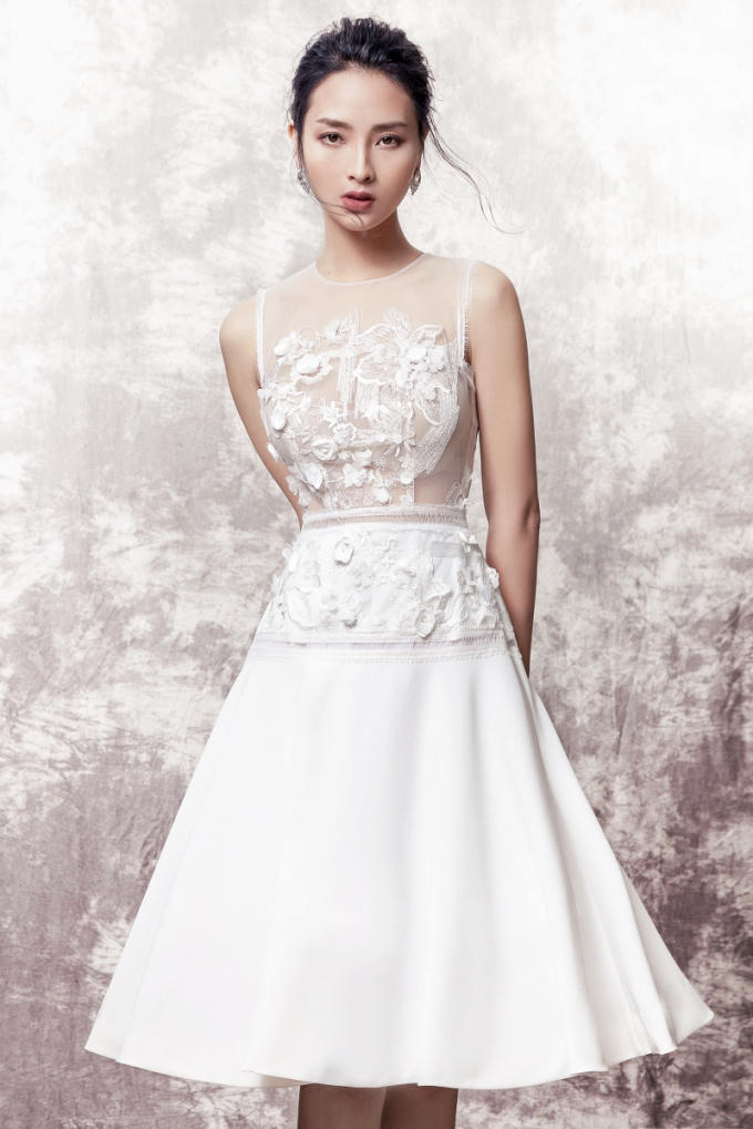 MC M&ugrave; Tạt dịu d&agrave;ng trong một chiếc đầm t&ocirc;ng trắng đ&iacute;nh kết chi tiết hoa 3D. Phần ch&acirc;n v&aacute;y được xử l&yacute; phom d&aacute;ng bồng xo&egrave; mang đến vẻ l&atilde;ng mạn cho người mặc.