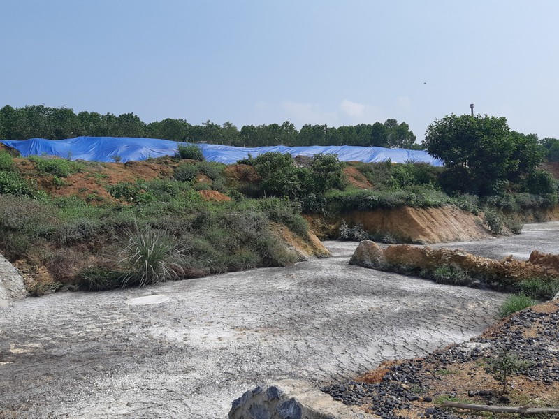 Hàng chục ngàn tấn phân gà lưu cữu trong trại gà Hòa Phát Phú Thọ