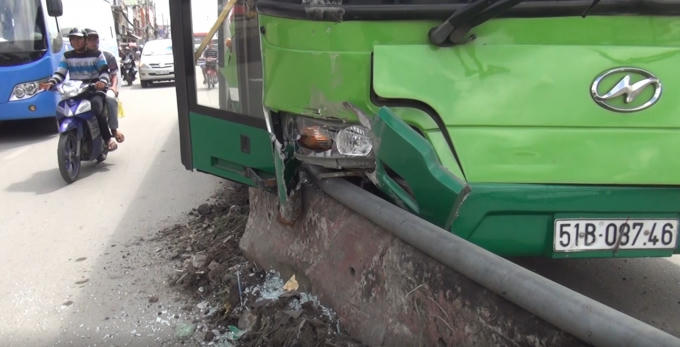 Xe buýt tông vào dải phân cách.