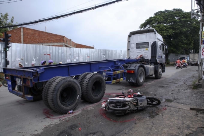 "Đua" với xe đầu kéo tập lái sau khi dừng đèn đỏ, người phụ nữ bị tông suýt chết. Ảnh: Linh Hoàng.