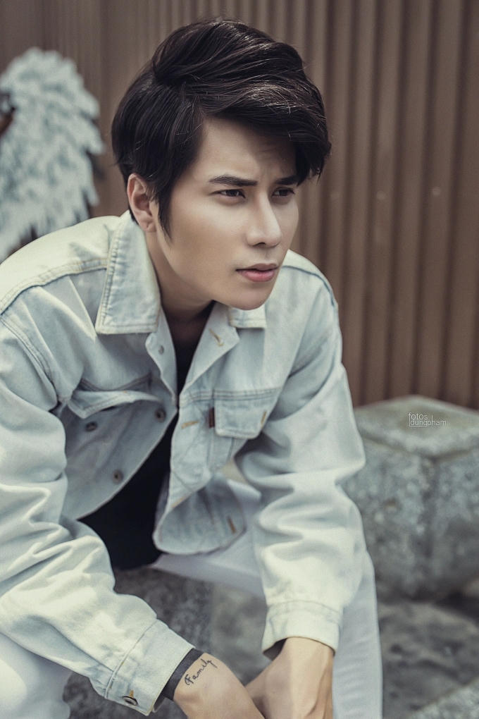 Nam thần Hồng K&ocirc;ng Trịnh Kh&ocirc;i Vĩ tiếp tục đốn tim fan với vẻ trầm tư