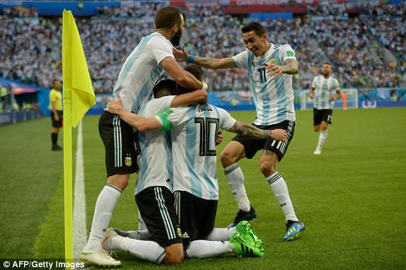 Argentina 2-1 Nigeria: Messi mở tỉ số, Rojo làm sống lại giấc mơ