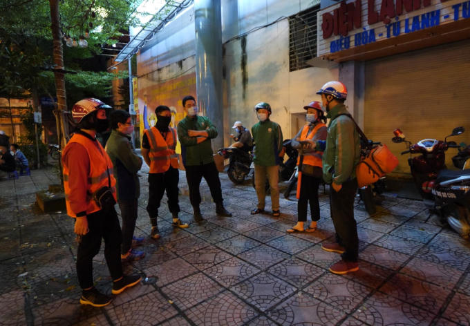 Các thành viên trao đổi thông tin trước khi vào nhiệm vụ.