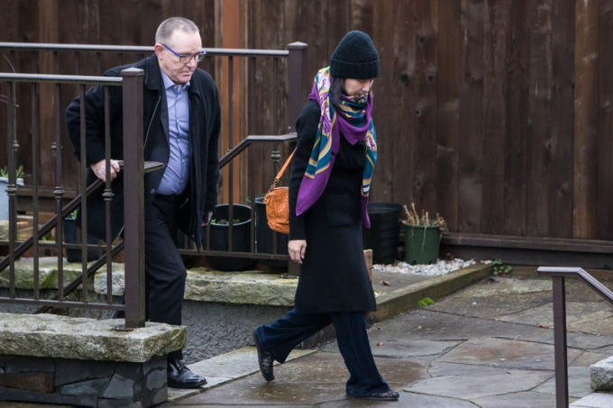 Bà Mạnh Vãn Chu phải đeo vòng định vị GPS, chịu sự giám sát an ninh 24/24 tại Vancouver. Ảnh: AP.