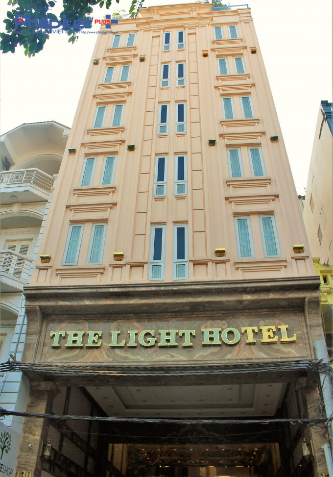 Khách sạn The Light có địa chỉ tại 128-130 Hàng Bông, quận Hoàn Kiếm. Tòa nhà này chỉ có 1 cầu thang bộ.