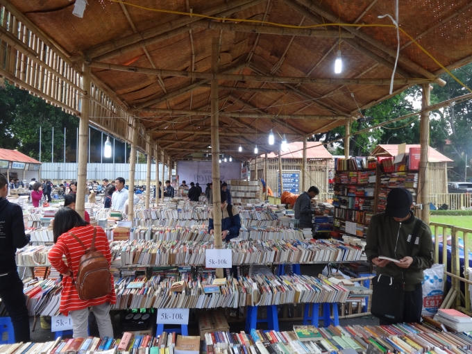 20 tấn s&aacute;ch cũ đang được b&agrave;y b&aacute;n tại