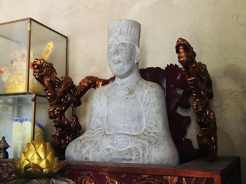 Tượng bạch ngọc Thái tổ Mạc Đăng Dung.  