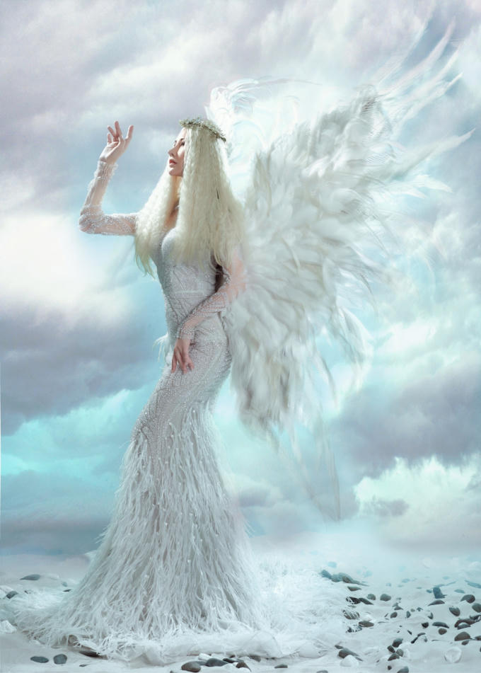 Chi Nguyễn gây bất ngờ khi biến hóa với hình tượng thiên thần tuyết đầy huyền bí, lôi cuốn người xem.