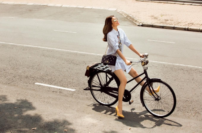 Nụ cười tươi tắn của Phạm Hương đã giúp cho bộ ảnh thêm ấn tượng.