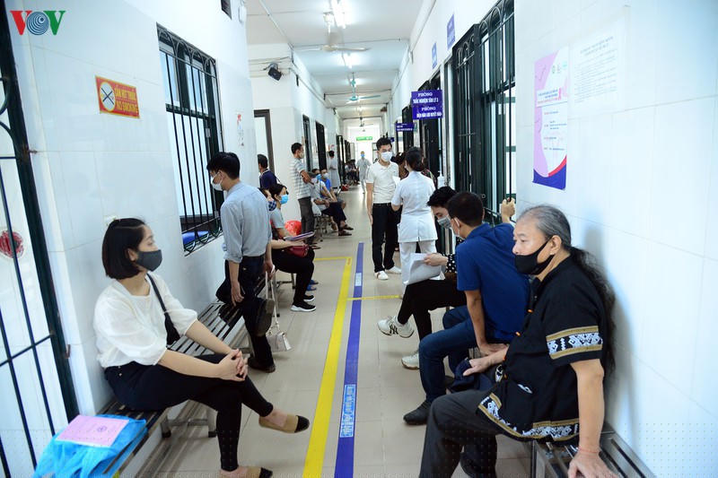 anh: nguoi dan chen chuc den kham tai cac benh vien o ha noi sau cach ly hinh 6