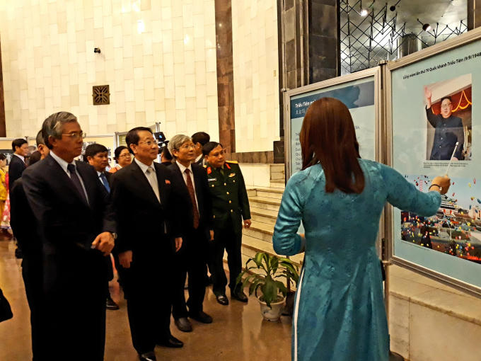 Đại biểu và khách mời tham quan triển lãm.