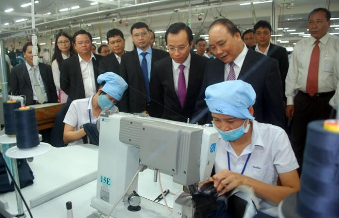 Thủ tướng Nguyễn Xuân Phúc thăm công nhân đang sản xuất tại các xí nghiệp thuộc Cty CP Dệt may 29/3. (Ảnh: Công an TP Đà Nẵng).
