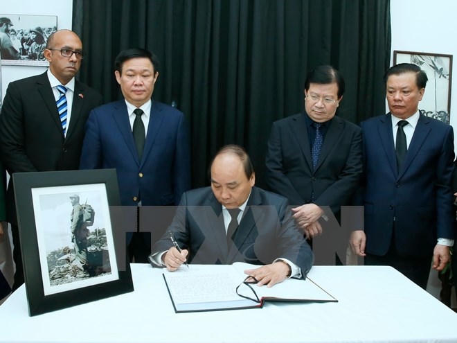 Thủ tướng Nguyễn Xuân Phúc ghi sổ tang chia buồn ở Đại sứ quán Cộng hòa Cuba tại Việt Nam. (Ảnh: Thống Nhất/TTXVN).