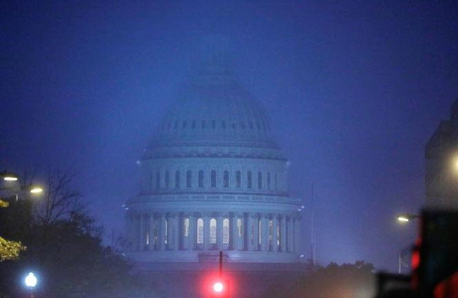 Điện Capitol mờ ảo trong sương sớm ngày 6/11. Ảnh: Reuters