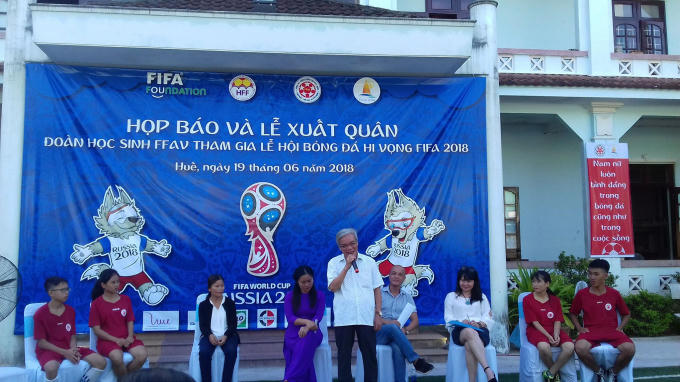 Ông Ngô Hòa, nguyên PCT Uỷ ban nhân dân tỉnh Thừa Thiên Huế, nguyên Chủ tịch Liên đoàn Bóng đá Huế tham dự và chúc mừng các cầu thủ.