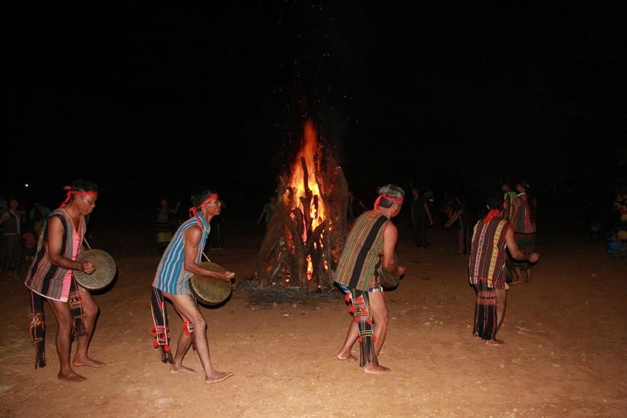 Trình diễn không gian văn hóa cồng chiêng  của đồng bào dân tộc S'tiêng xã Bom Bo.