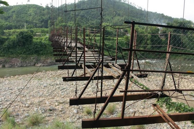 Cầu treo N&agrave; L&agrave;ng bao giờ mới hết treo?