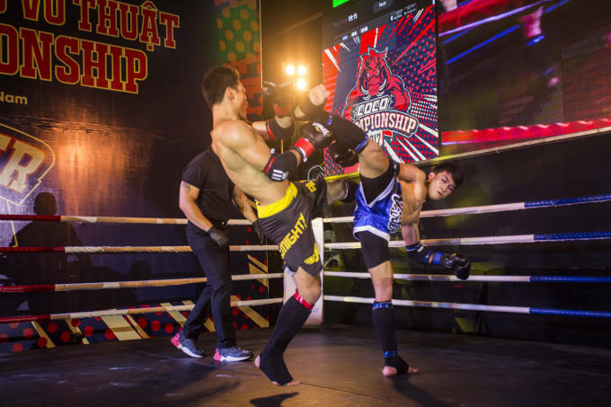 Một pha ra đòn đẹp mắt của các võ sĩ trên sàn đấu.