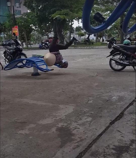Clip: Nữ ninja mặc full gi&aacute;p tập thể dục đốt mỡ thừa khiến hội chị em bội phục