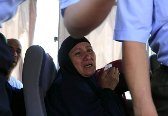 Người thân của các nạn nhân trong chuyến bay xấu số (Ảnh: Internet).