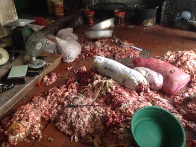 Hàng tấn mỡ động vật không rõ nguồn gốc được phát hiện.