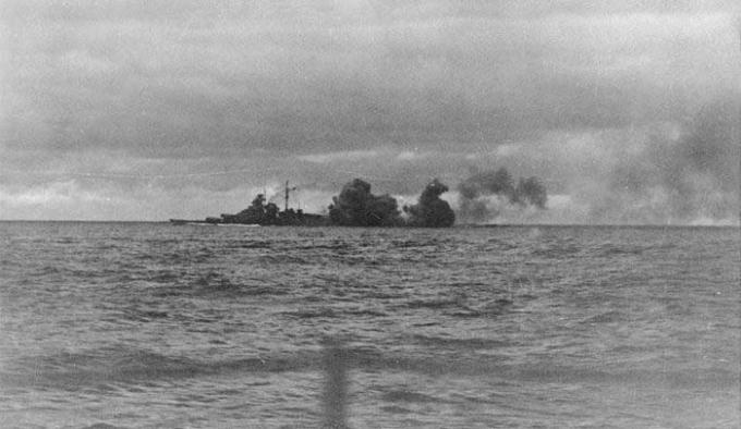 Bismarck đang bắn dàn pháo chính trong trận chiến.