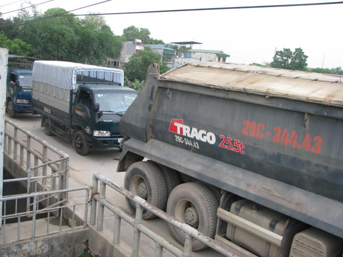 Những xe tải quá trọng tải chở vật liệu xây dựng "ngang nhiên" hoạt động.
